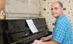 'Konuşamaz' denilen otizmli Recep Ege, şan bölümünü başarıyla bitirdi