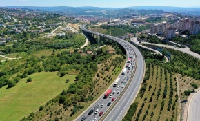 Dönüşe geçen tatilciler Anadolu Otoyolu'nda yoğunluk oluşturuyor