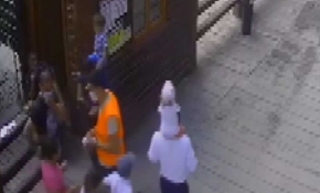 Babasının omzundan düşen çocuğu jandarma havada yakaladı