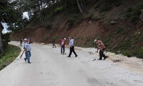 Yeni yapılan köy yolunu kürek ve süpürgeyle temizlediler