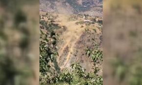 Pütürge'de deprem anında toz bulutu oluştu