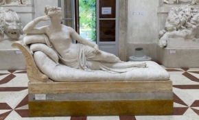 Poz verirken 19'uncu yüzyıldan kalma heykeli kırdı