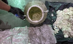 Otlu peynirlerin arasından uyuşturucu çıktı