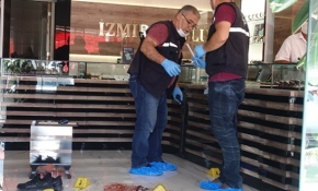 Kuyumcu çift silahlı soyguncuları etkisiz hale getirdi