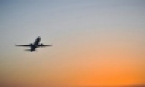 Hindistan'da iniş sırasında pistin dışına çıkan uçak ikiye bölündü