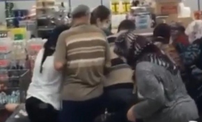 Markette ucuz kapak izdihamı: Koronavirüs tedbirleri yok sayıldı