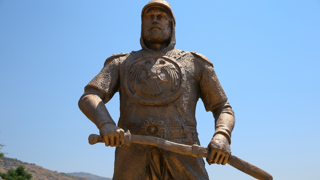 Umur Bey, beyliğin merkezi ve başkenti olan Birgi`de dünyaya geldi.