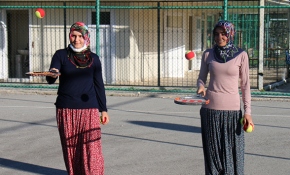 Yörük çocukları için yaylaya tenis kortu