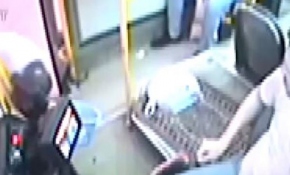 Otobüsü durdurdu, basamakta ayakkabısının bağcıklarını bağladı