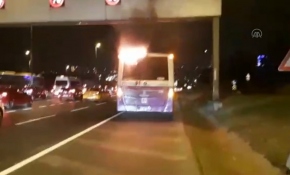 Yolcu otobüsü alev aldı, sürücü yoluna devam etti