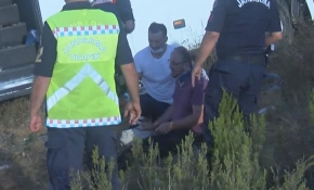 Sağlık çalışanı yaralı adamı sarılarak teselli etti