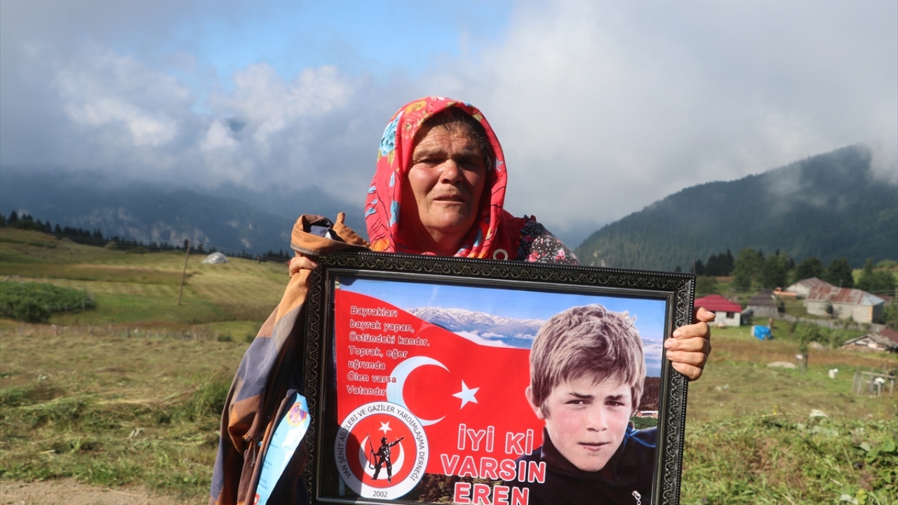 Genç yaşta evlenerek 13 çocuk dünyaya getirdiğini belirten 59 yaşındaki Bülbül, çocuklarını yokluk içinde büyütmeye çalıştığını, Eren`in de diğer çocukları gibi yoksulluktan çok çektiğini dile getirdi.