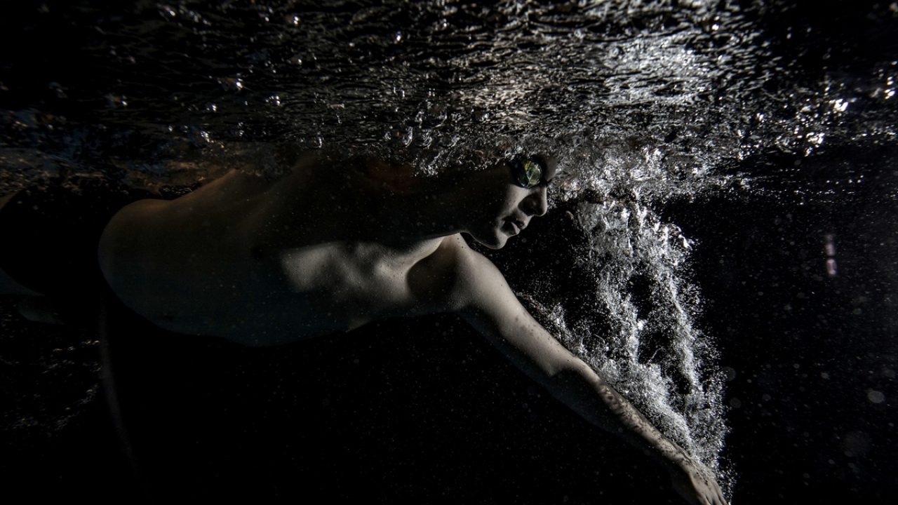 Doğuştan sağ kolu ve sol bacağı olmayan 14 yaşındaki Kutlu, rehabilitasyon amacıyla yüzmeye başladı. 