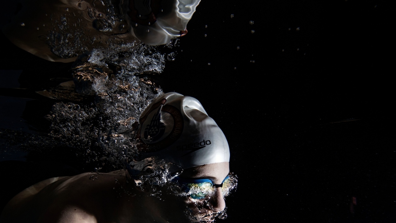 Su korkusunu yenip yüzmeyi profesyonelce sürdüren milli yüzücü Kutlu, 50 kez birincilik kazandığı yüzmede yeni başarıları hedefliyor. 