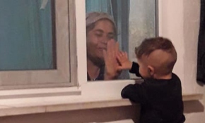 Karantinadaki babaannesiyle cam arkasından oynuyor