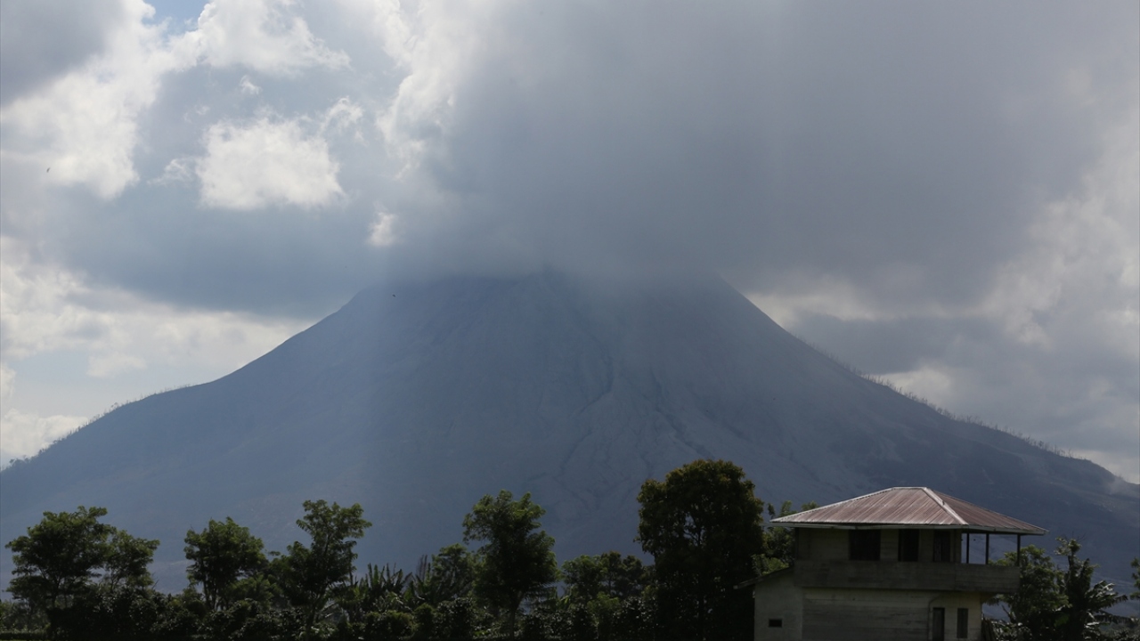 Volkanoloji ve Jeolojik Afet Azaltma Merkezi (PVMBG), Sinabung Yanardağı’ndan püsküren kül ve dumanın, yanardağın kraterinden 5 bin metre yüksekliğe ulaştığını açıkladı.