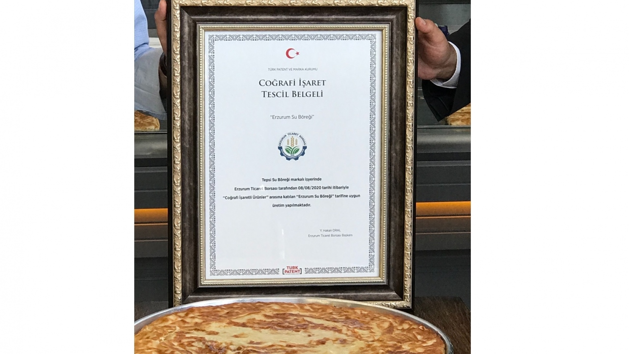 Oral, daha sonra kentteki su böreği üreticilerine "Coğrafi İşaret Tescil Belgesi"ni verdi.