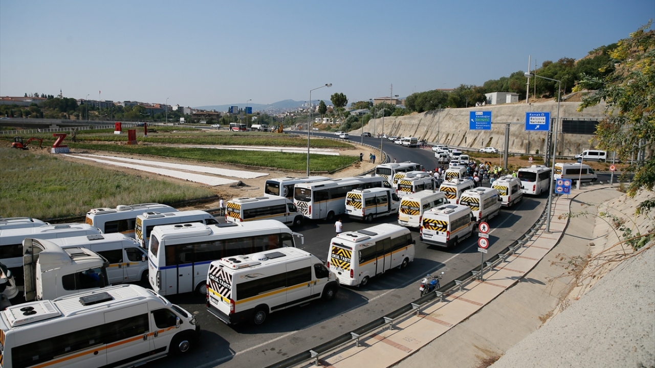 Korna çalarak protesto eylemi yapan şoförler polisin uyarısı üzerine yolu trafiğe açtı.