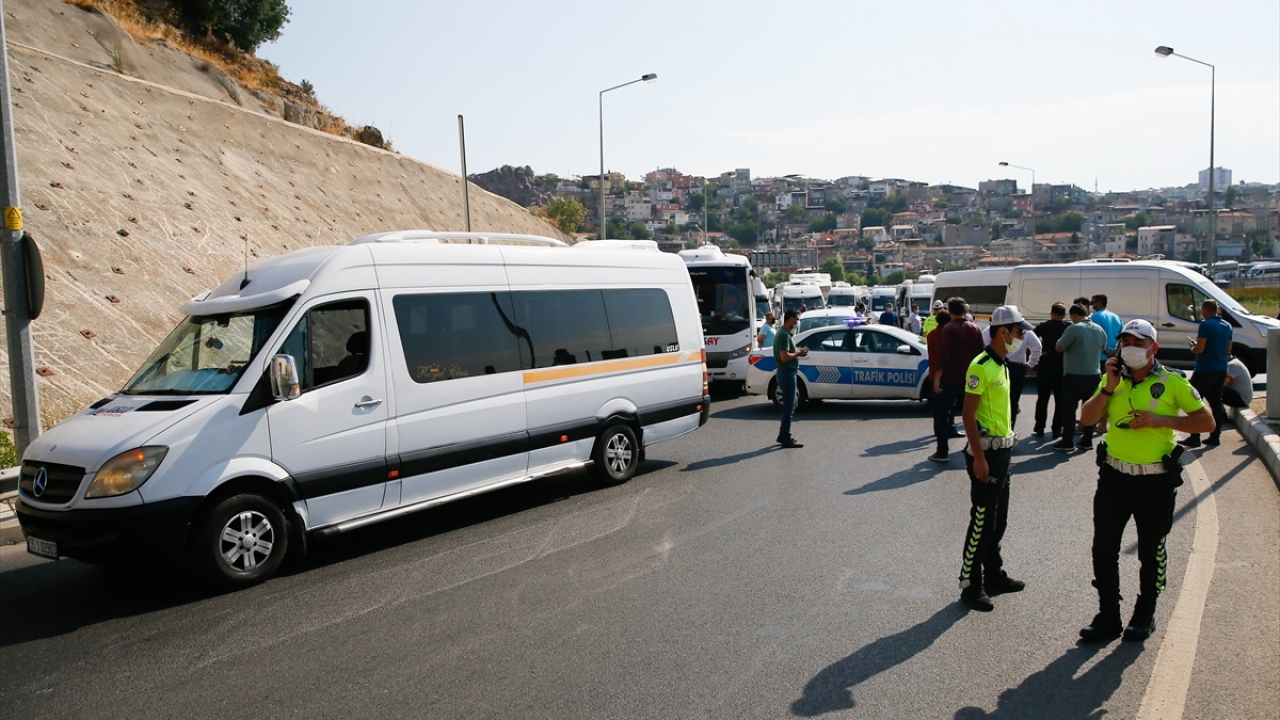 Yaklaşık 75 servis şoförü ise İzmir Büyükşehir Belediyesi önünde toplandı.