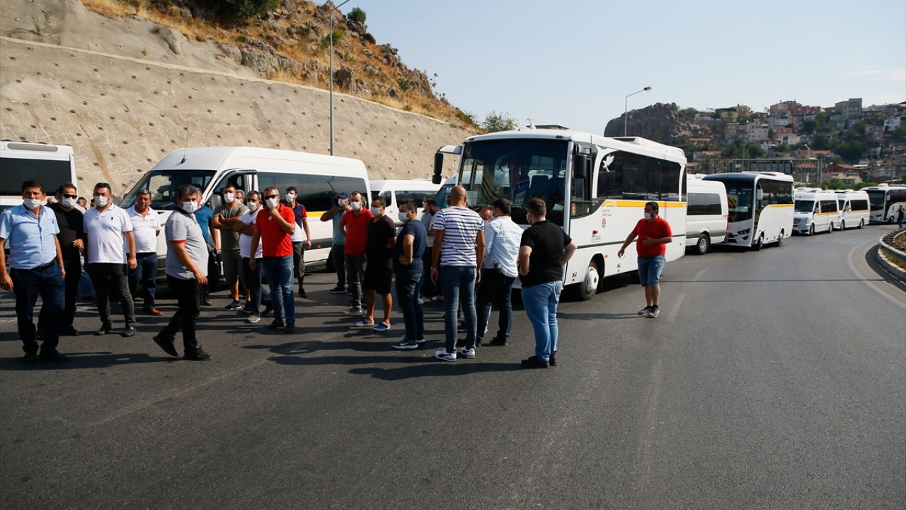 Belediye önünde slogan atan şoförler, polisin de uyarısıyla dağıldı.