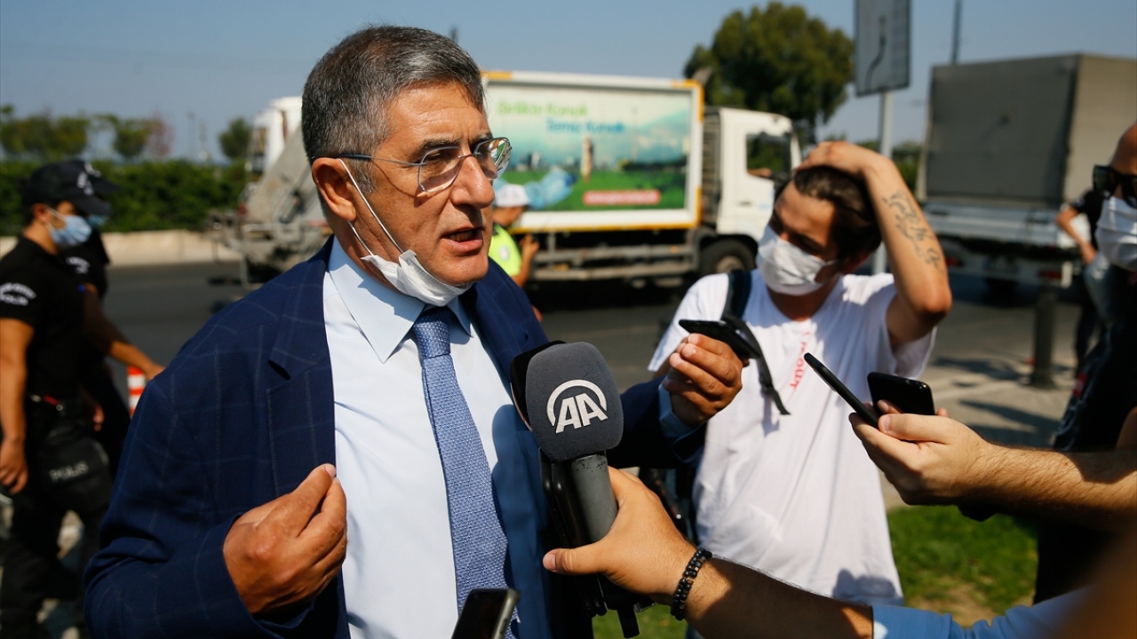 İzmir Servisçiler Odası Başkanı Hasan Basri Bostancı, belediye önünde gazetecilere, S Plaka ihalesi yapılacağı yönündeki duyumlar üzerine esnafın protesto eylemi düzenlediğini söyledi.