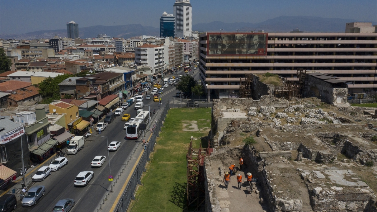 Kültür ve Turizm Bakanlığının izniyle İzmir Katip Çelebi Üniversitesi tarafından Smyrna Antik Kenti kapsamında İkiçeşmelik`teki kazı alanında yürütülen çalışmalar, binlerce yıl öncesinin yaşam tarzına ışık tutuyor. 