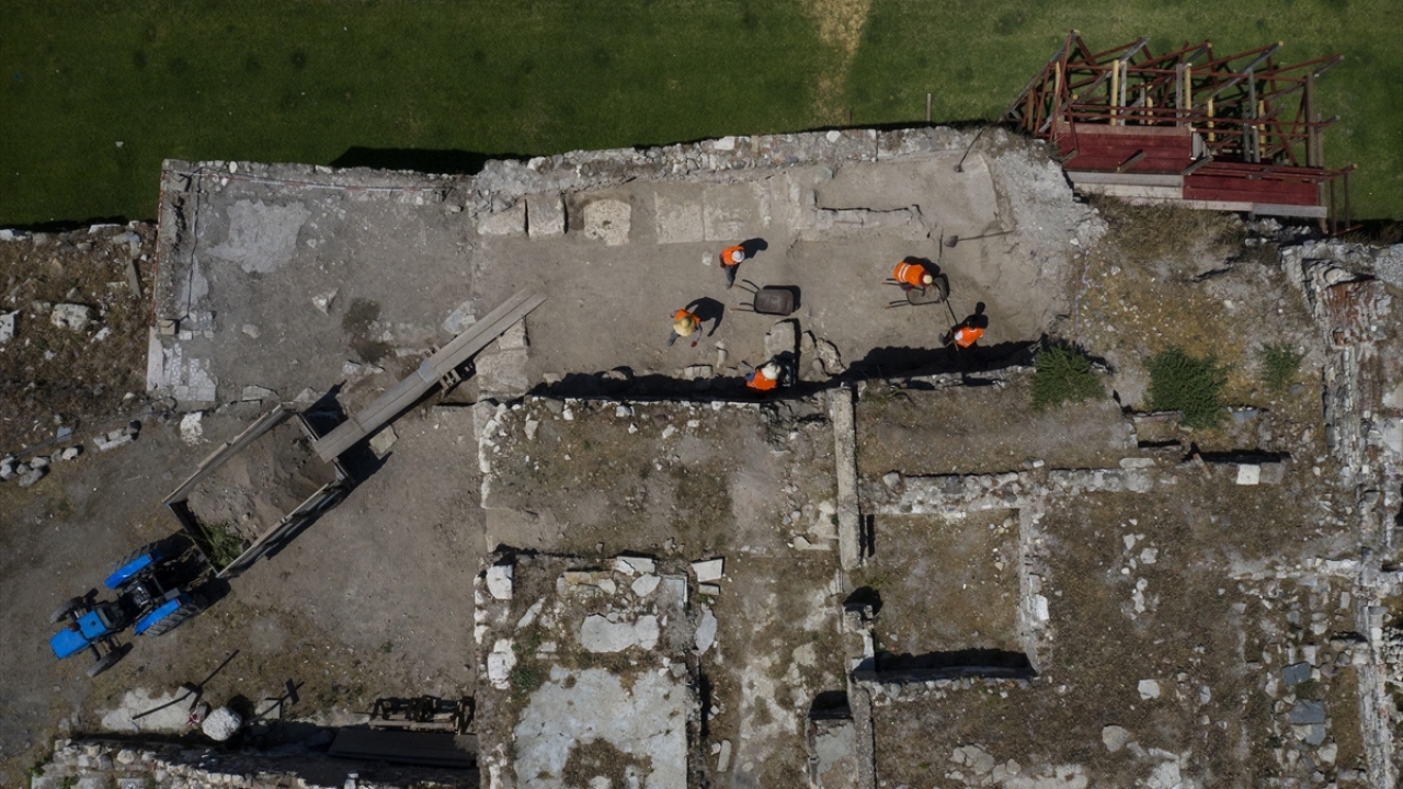 Kazı ekibi, liman kenti olarak bilinen bölgedeki hamamın yanında fiziksel, sosyal ve kültürel amaçlı kullanılmış bir yapının kalıntılarını buldu. 