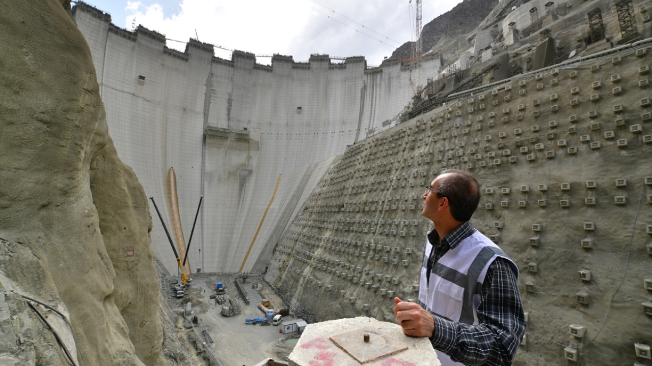"Eyfel Kulesi`nden 25 metre kısa"