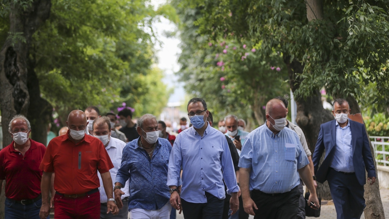 Kınalıada, Burgazada, Heybeliada ve Büyükada’da sporla dolu bir gün geçiren Bakan Kasapoğlu, Adalar’daki futbol sahaları ve su sporları kulüplerini ziyaret ederek incelemelerde bulundu. 