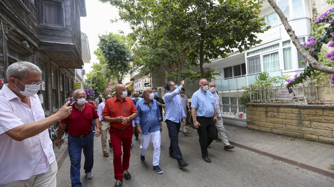 Adalar esnafı ve vatandaşlarla da bir araya gelen Bakan Kasapoğlu, Lefter Küçükandonyadis ve İstanbulsporlu Kostas Kasapoğlu’nun da kabrini ziyaret etti. 