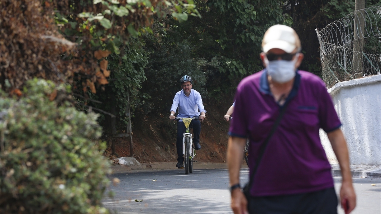Kınalı Spor Kulübü ziyaretinden sonra Burgazada’ya geçen Bakan Kasapoğlu, esnaf ziyaretinin ardından bisiklet turu yaptı.