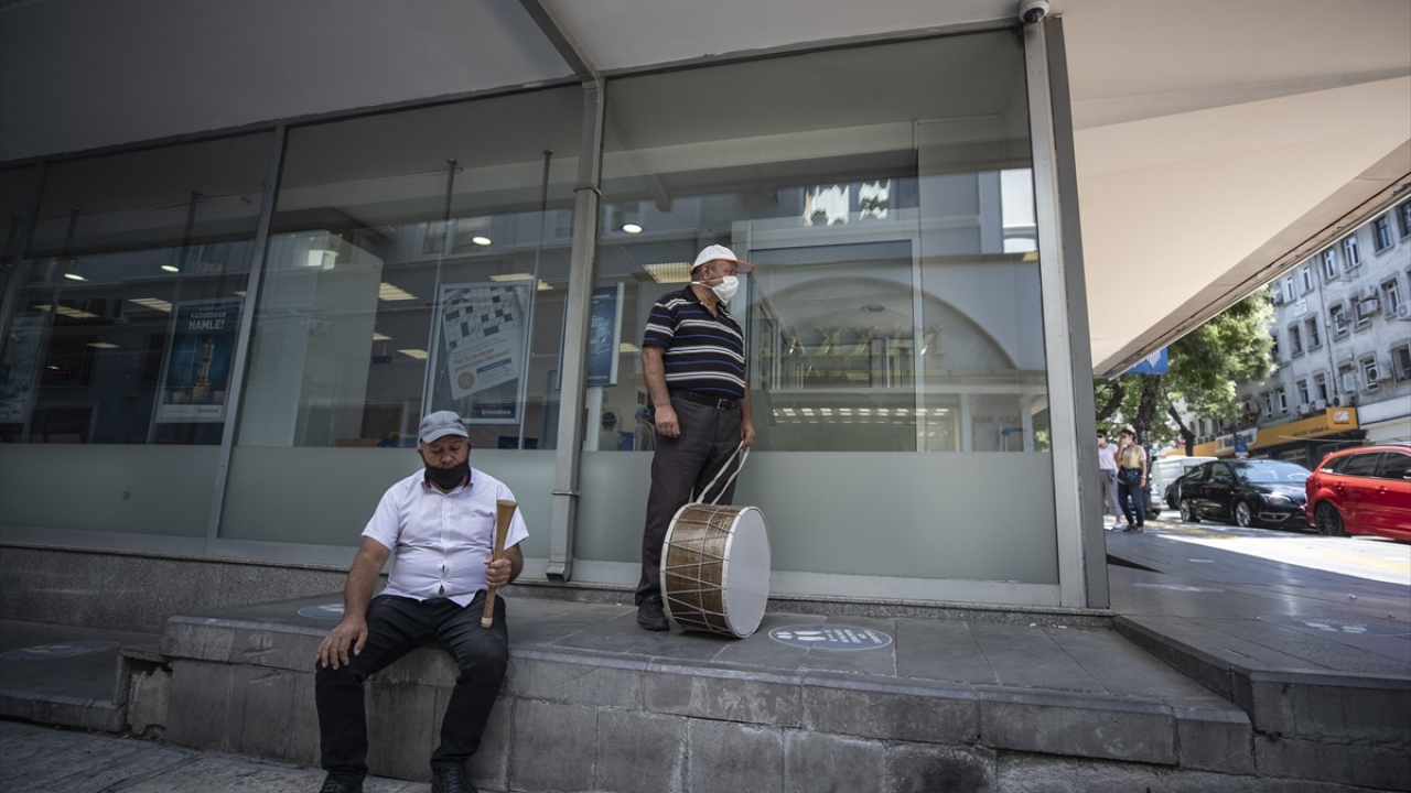 Davul zurna geleneğinin temsilcilerinden 54 yaşındaki Kırşehirli Duran Koylan, zurnacılığı babasından ve dedesinden devraldığını ve 15 yaşından beri zurna çalarak geçimini sağladığını söyledi.