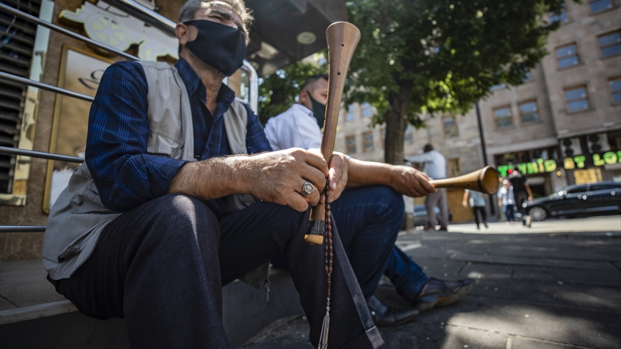 Doğma büyüme bu mesleğin içinde olduğunu söyleyen 48 yaşındaki Salman Kapucu ise 33 yıldır bu mesleği yaptığını söyledi.