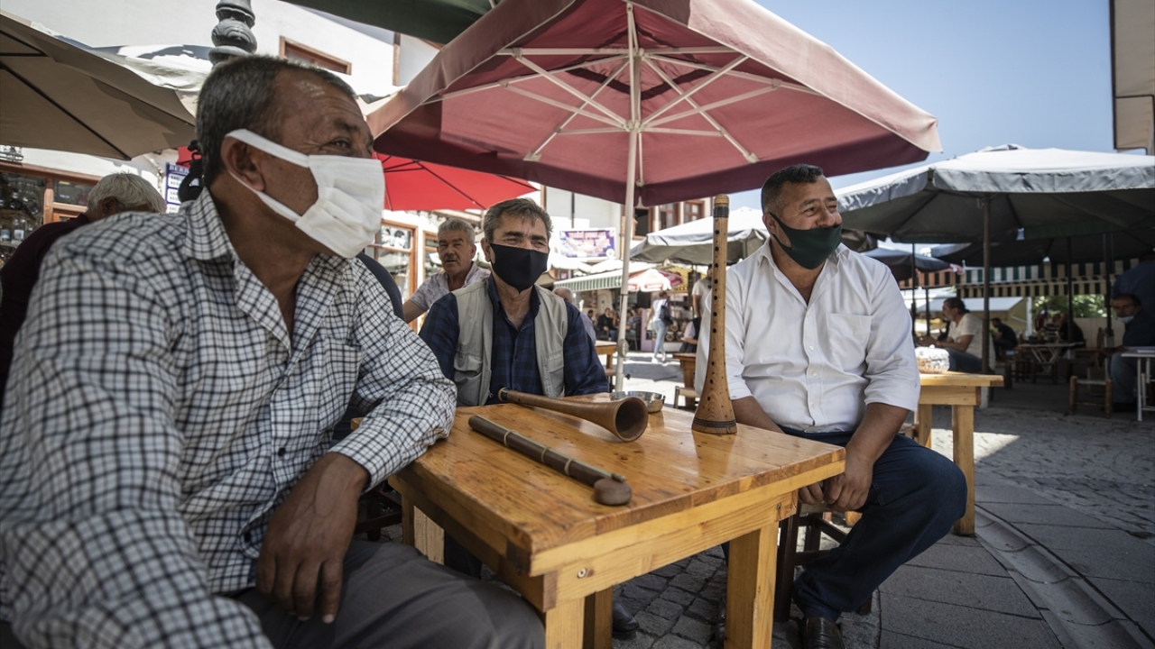 Anafartalar Caddesi`nin, davul zurnacılar için bir yazıhane gibi olduğunu belirten Kapucu sözlerine şöyle devam etti:
