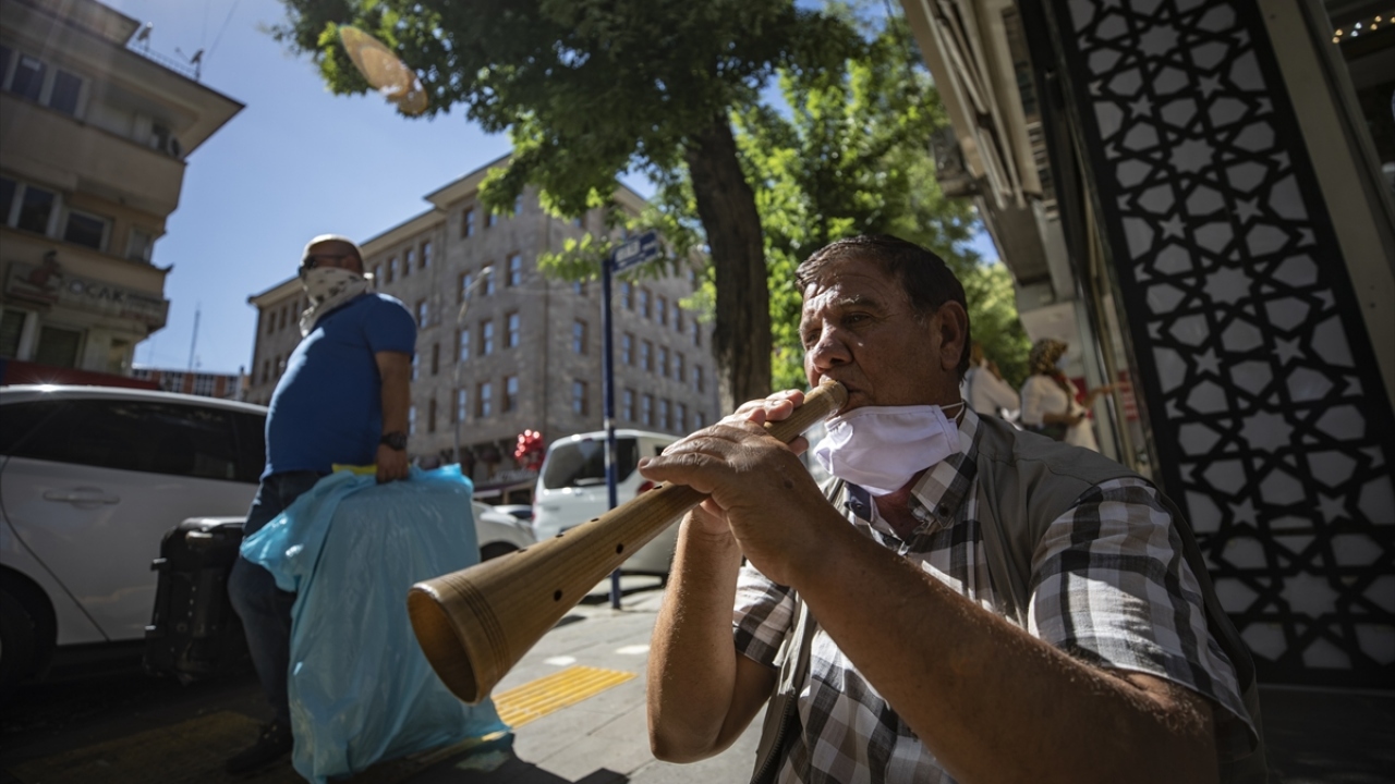 Yaklaşık 45 yıldır davulculuk yapan 59 yaşındaki Haydar Şakar ise kendini bildiğinden beri bu işi yaptığını kaydetti.