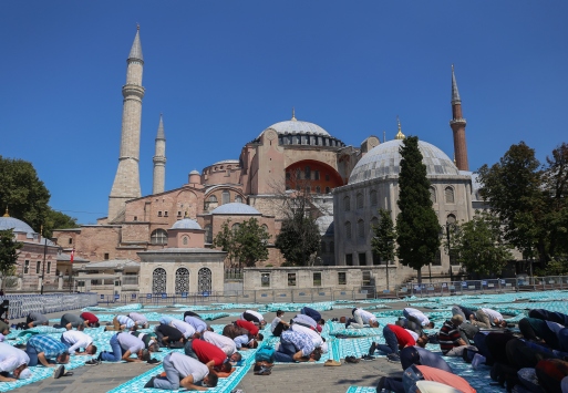 Ayasofya-i Kebir Cami-i Şerifi'nde öğle namazı