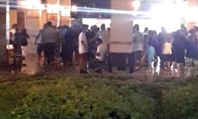 Asker uğurlamada sosyal mesafe unutuldu: Arkadaşlarını havaya atarak otobüse bindirdiler