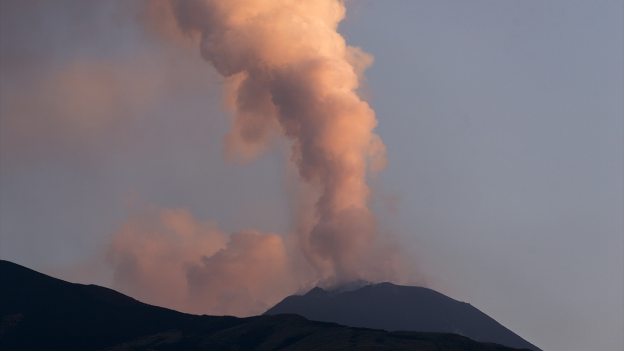 Yanardağdan lav ve duman yükseldi.