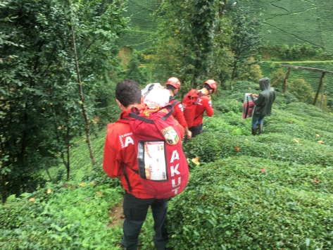 Rize'de debisi yükselen derenin karşı tarafında mahsur kalan 7 kişi kurtarıldı