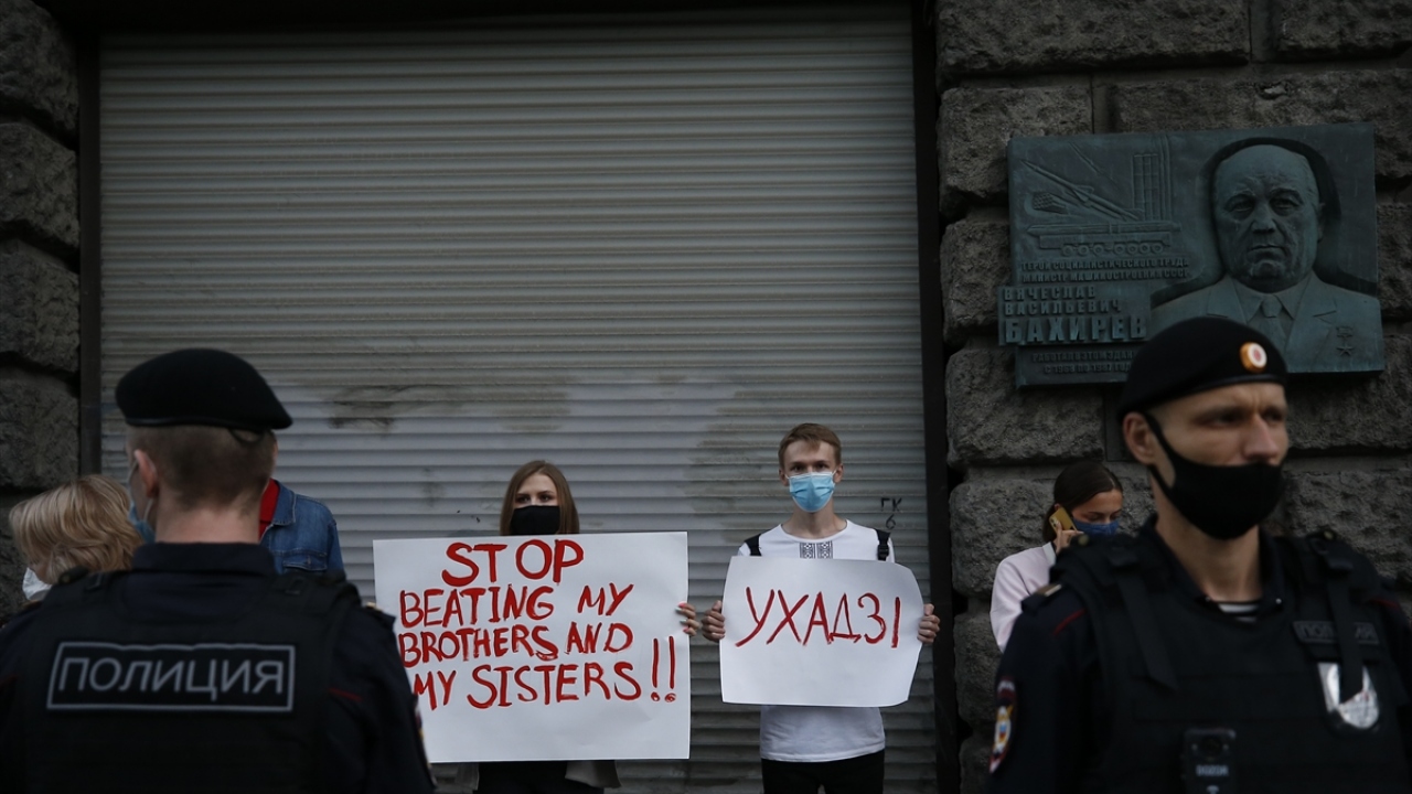 Gösterilerin en yoğun yaşadığı Minsk’te şehir merkezinde çok sıkı önlem alan güvenlik güçleri, caddelerdeki küçük grupların meydanlara ilerlemesini engelledi.