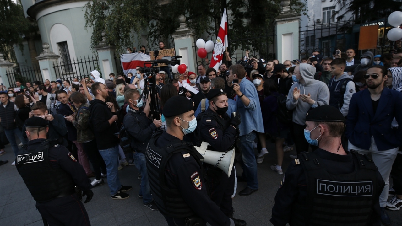 Başkent Minsk başta olmak üzere ülkenin farklı şehirlerinde geceleri izinsiz gösteriler yapan protestocular, sosyal medyadan yaptıkları çağrılarla tekrar şehir meydanlarında toplanmaya çalıştı.