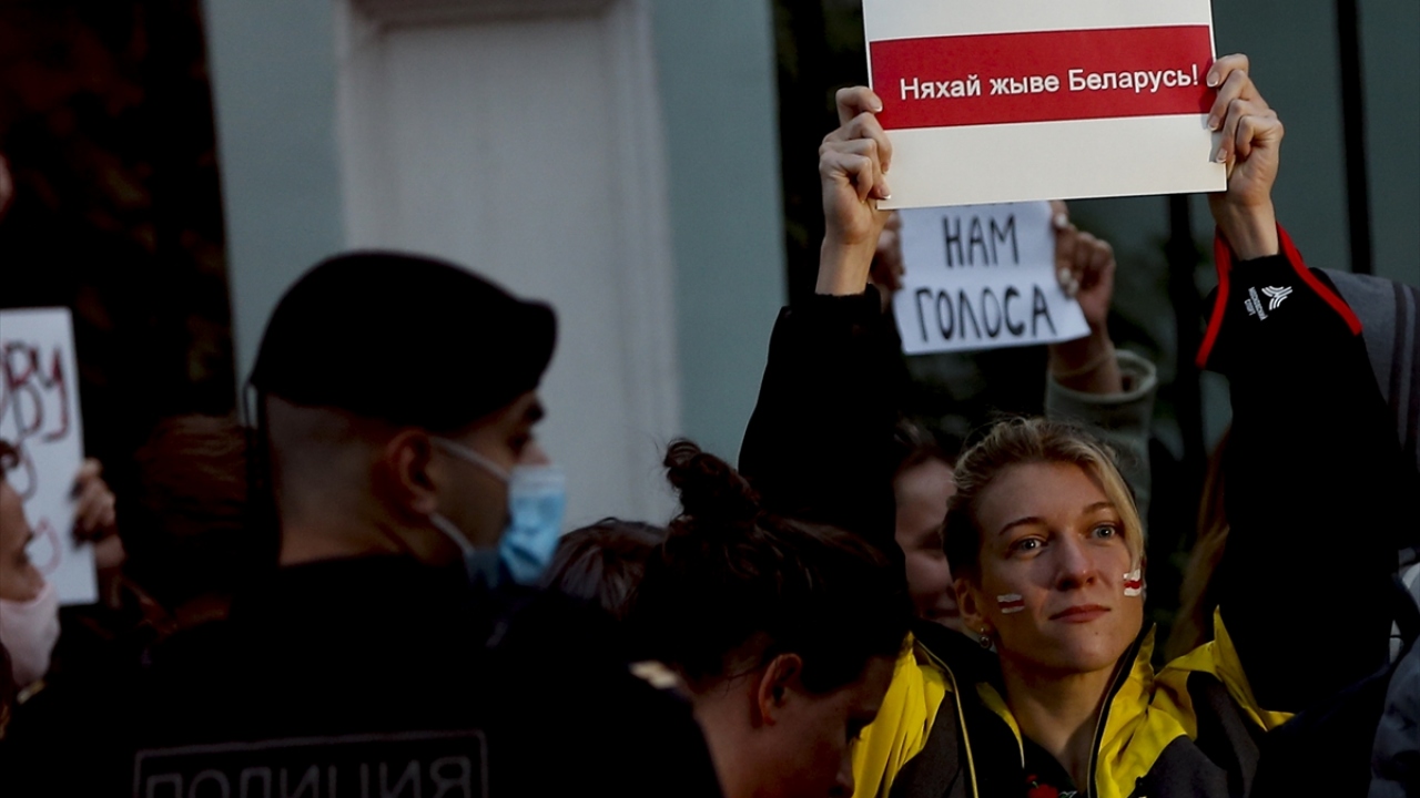 Protestocuların, yol kenarlarında toplanarak Lukaşenko karşıtı sloganlar attığı görüldü. 