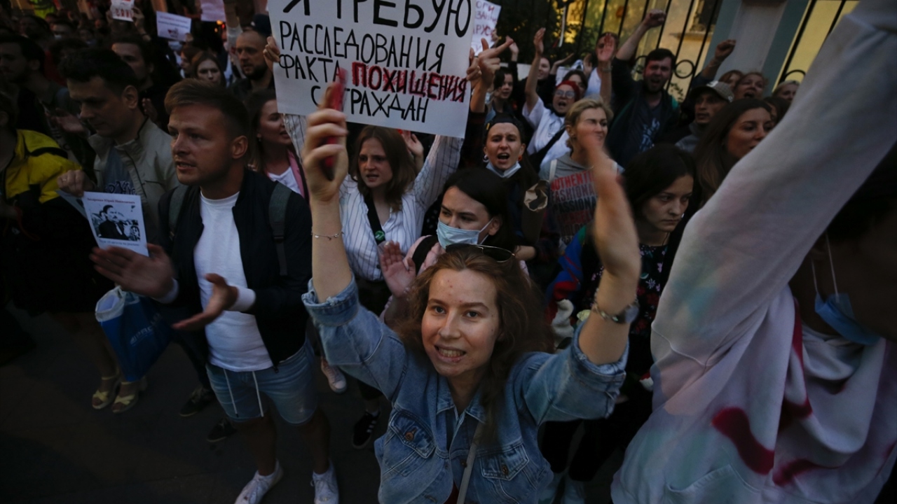 Protestocular, dün gece barikatların kurulduğu Puşkin Meydanı’nda yeniden toplanmaya çalıştı. 