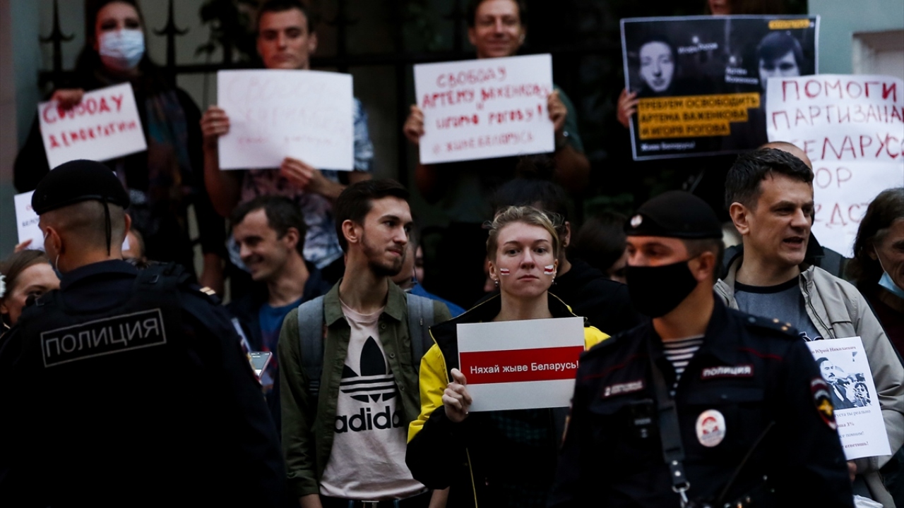 Ayrıca Puşkin Meydanı’nda gösteriler esnasında dün hayatını kaybeden kişi için karanfil bırakıldı.