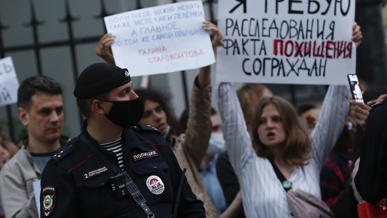 Belarus’un Moskova Büyükelçiliği önünde toplanan grup, sık sık sloganlar attı, Rus polisi göstericilere müdahale etmedi.