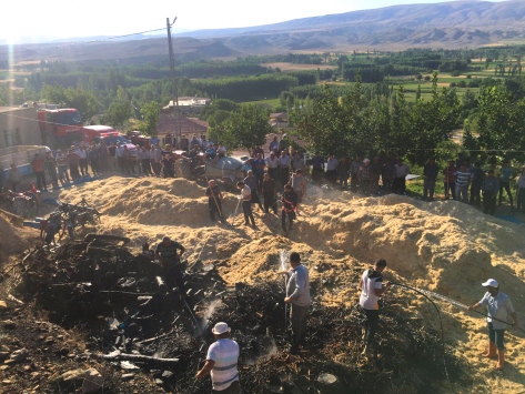 Darende'de çıkan yangında odunluk ve samanlıkta hasar oluştu