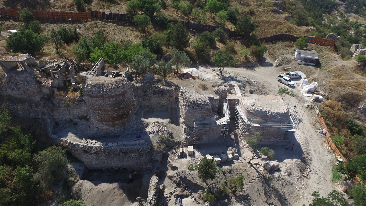 İpekçioğlu, kalenin 3 burcunda da restorasyon çalışmalarının yapıldığını sözlerine ekledi.