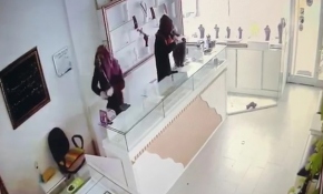 Kadın kılığındaki hırsızların kuyumcu soygunu kamerada