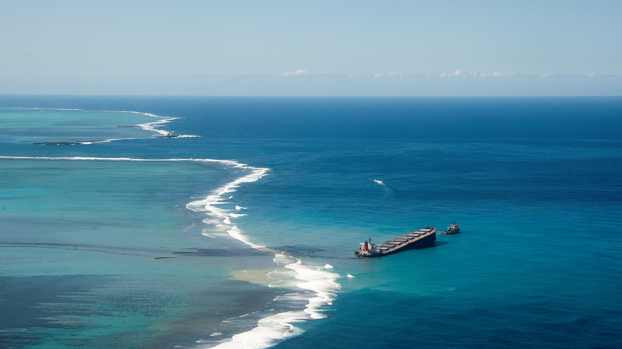 Gemiden 1000 ton civarında petrolün sızdığı tahmin ediliyor.