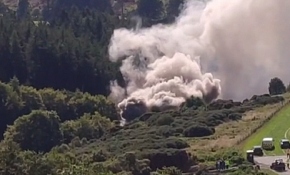 İskoçya’da tren raydan çıktı: Gökyüzünü duman kapladı